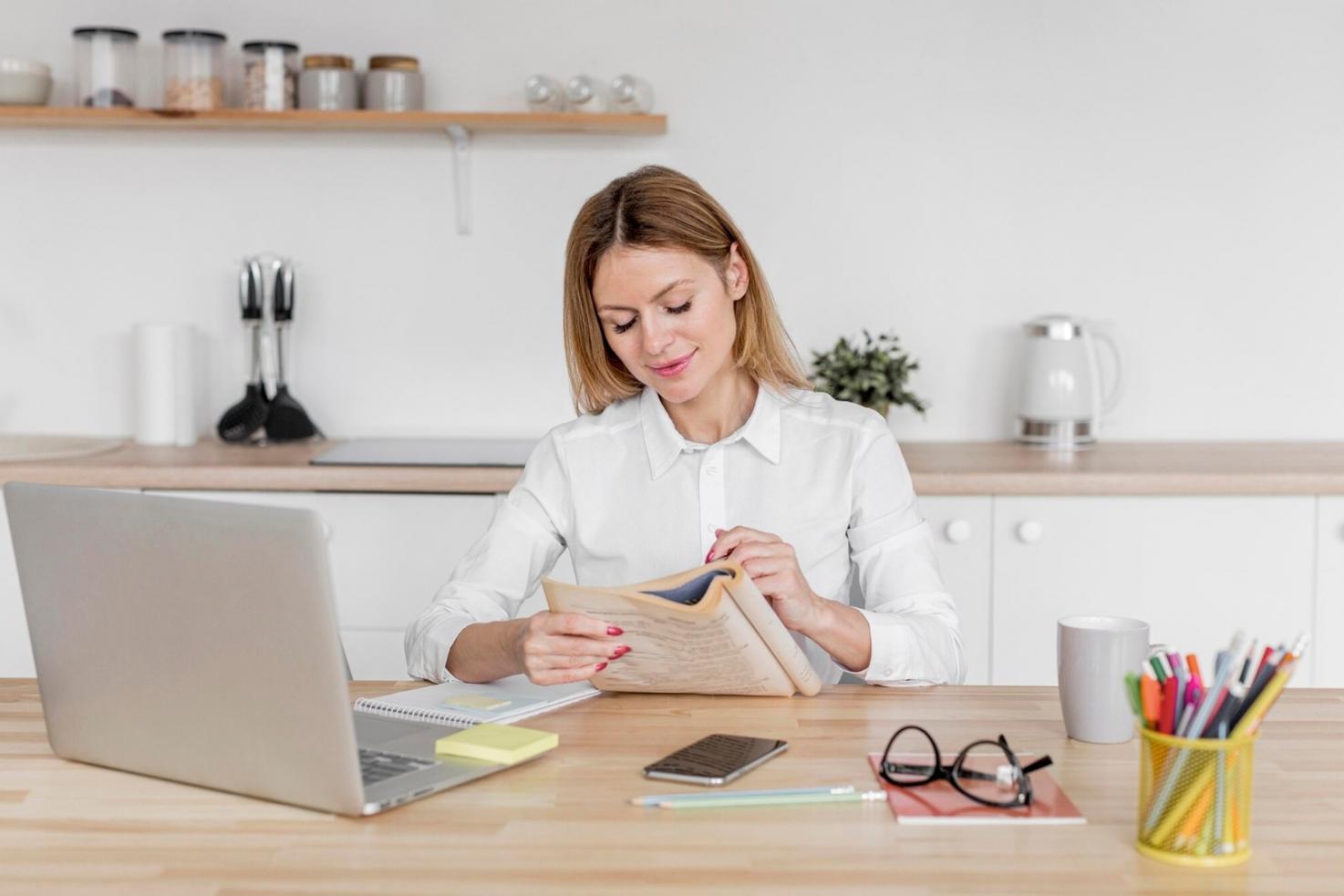 Estudiantes analizando datos financieros en sesión de formación